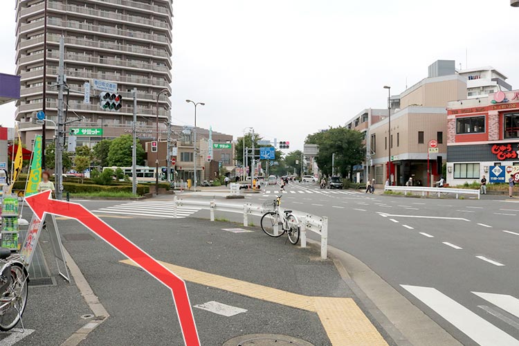 すぐの大きい交差点（春日町交番前）を信号を渡らずに左手へ進みます。